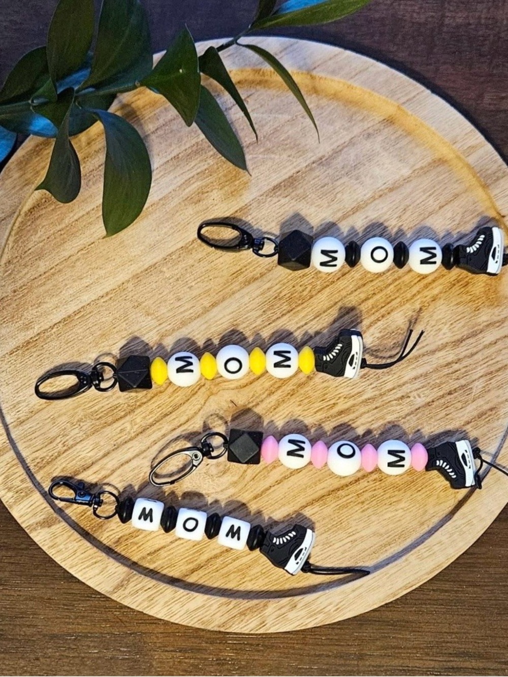 Personalized 'MOM' Beaded Keychain Hockey pick (1)